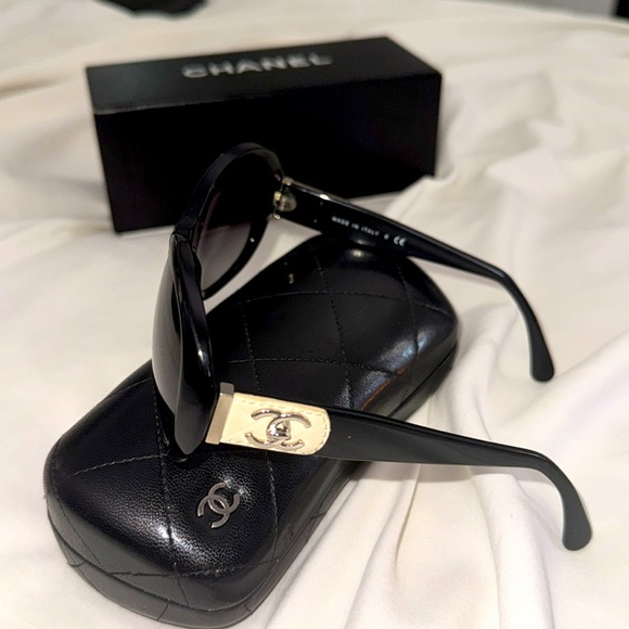 Chanel Black Sunglasses with Quilted Case - Picture 8 of 8